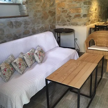 Vakantiehuis Rustic & Stone House W/ Backyard *