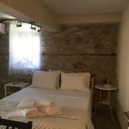 Rustic & Stone House W/ Backyard Vakantiehuis *